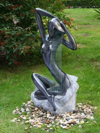 Fontaine Extérieure – Lady Posing