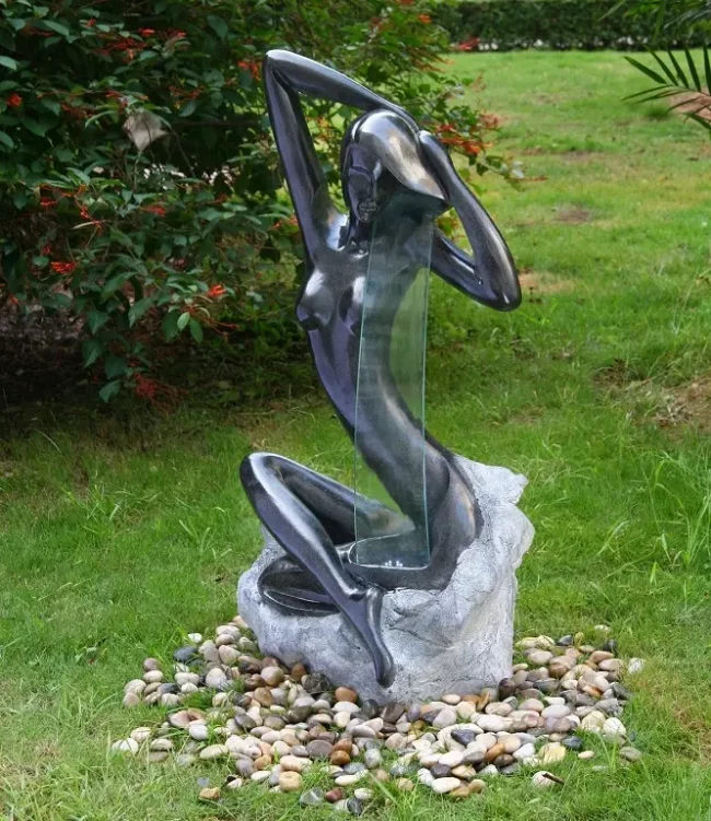 Fontaine Extérieure – Lady Posing